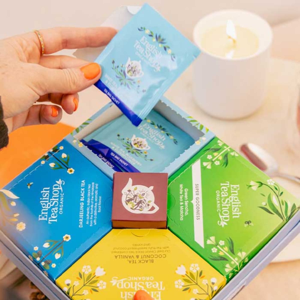 Coffret ouvert 32 infusettes English Tea Shop moment de partage